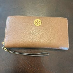Tory Burch Zip Wallet and Wristlet in Camel Brown